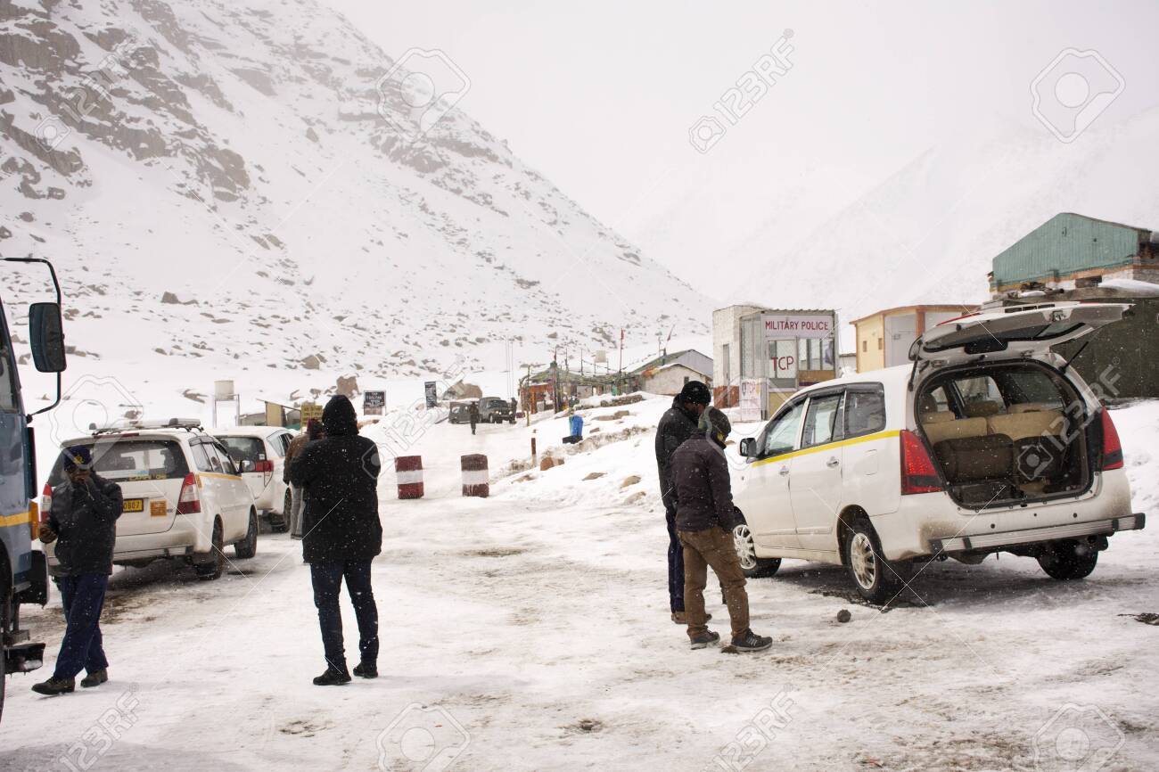 132891272-jammu-kashmir-india-march-22-indian-people-use-chain-tied-at-tire-wheels-car-for-protect-slip.jpg